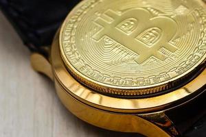 bitcoin y concepto de tiempo bitcoin en forma de esfera de reloj foto