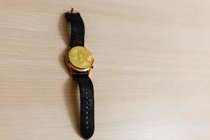 bitcoin y concepto de tiempo bitcoin en forma de esfera de reloj foto