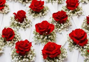 los adornos en la mano de las rosas yacen en fila foto