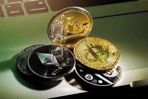 monedas de plata de una criptomoneda digital litecoin y bitcoin foto