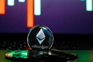 moneda digital monedas de ethereum físico en el teclado de la computadora negra foto