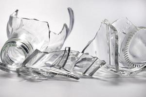 botella de vidrio rota. fragmentos afilados de vidrio transparente. foto