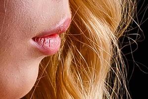 hermosos labios perfectos. boca sexy de cerca. labios de mujer joven de belleza. primer plano sobre fondo blanco foto