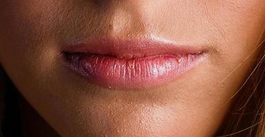 hermosos labios perfectos. boca sexy de cerca. labios de mujer joven de belleza. primer plano sobre fondo blanco foto