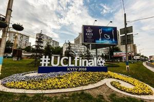 kyiv, ucrania - 24 de mayo de 2018 instalación oficial de hashtag uclfinal en la calle en kyiv, ucrania antes de la final de la liga de campeones de la uefa 2018 foto