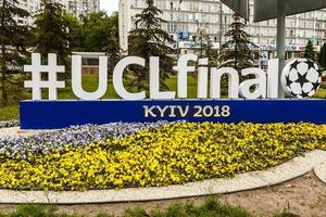 kyiv, ucrania - 24 de mayo de 2018 instalación oficial de hashtag uclfinal en la calle en kyiv, ucrania antes de la final de la liga de campeones de la uefa 2018 foto