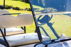 carrito de golf sobre un bonito cielo verde y azul foto