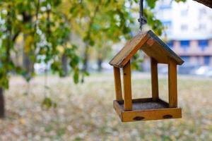 sencillo comedero para pájaros de madera hecho en casa foto
