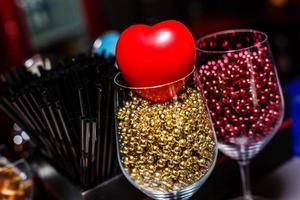 dos vasos y corazón rojo con bokeh de fondo romántico foto