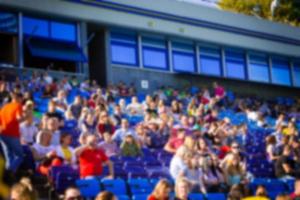 multitud borrosa de espectadores en una tribuna del estadio en un evento deportivo foto