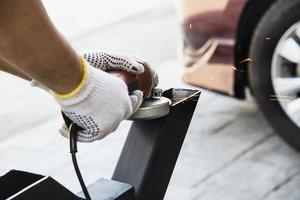 hombre haciendo trabajos de metal usando una máquina herramienta de corte manual foto