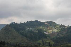 hermosa vista del monte slamet durante el día, guci. foto