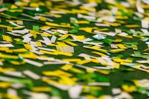 celebración plana con artículos de fiesta coloridos sobre fondo verde. foto