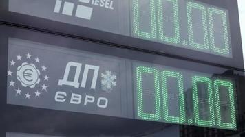 primer plano de un cartel en una gasolinera que indica los precios de la gasolina y el gas en ucrania en 2022. el concepto de falta y escasez de combustible. Industria del aceite. ucrania, Kyiv - 23 de mayo de 2022. video