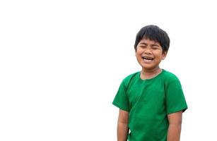 el niño vestía una camisa verde y estaba de pie sonriendo. sobre un fondo blanco foto