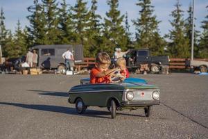 2022-08-12 tatarstán, distrito de verkhneuslonsky, pueblo. savino. ciudad turística colinas sviyazhsky. festival de tecnologías históricas de kazán. los niños viajan en autos retro para niños foto