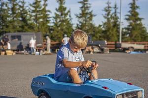 2022-08-12 tatarstán, distrito de verkhneuslonsky, pueblo. savino. ciudad turística colinas sviyazhsky. festival de tecnologías históricas de kazán. los niños viajan en autos retro para niños foto