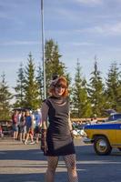 2022-08-12 tatarstán, distrito de verkhneuslonsky, pueblo de savino. ciudad turística colinas sviyazhsky. festival de autos históricos de kazán. un hombre y una mujer con ropa retro posan cerca de los autos. foto