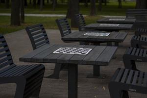 hay mesas de ajedrez para todos en el parque. parques infantiles de la ciudad. foto