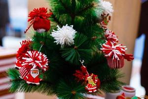 decoración de hilo en el árbol de navidad foto
