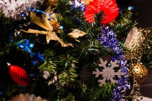 vista de cerca del hermoso árbol de navidad decorado foto