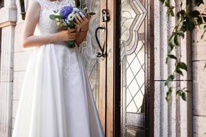 ramo de novia la novia s hermosa de flores blancas y vegetación decorada foto