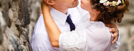 la novia y el novio en el fondo de un arroyo de montaña foto