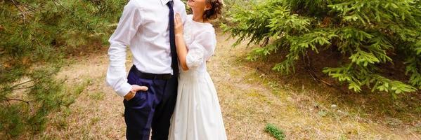 pareja de bodas de lujo casada novia y novio posando en el parque otoño foto