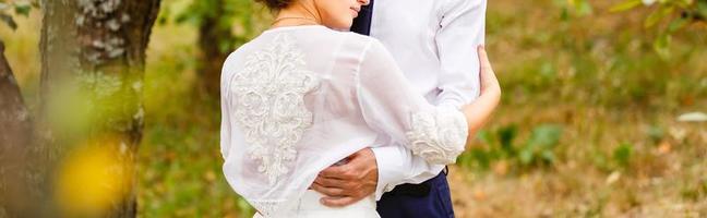 pareja de bodas de lujo casada novia y novio posando en el parque otoño foto