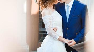 feliz novia y novio en un parque el día de su boda foto