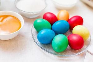 imagen de varios huevos de color colocados en un plato foto