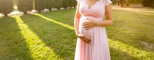 silueta de mujer embarazada al atardecer foto