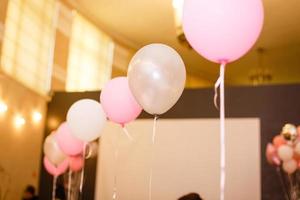 decoraciones en cumpleaños. globos blancos y rosas.