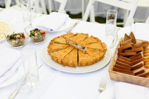 pastel de carne cortado en un plato blanco foto