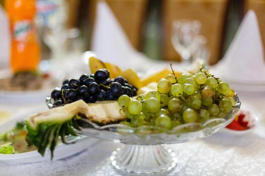 variedad de frutas frescas en el plato manzana uva kiwi piña pomelo naranja plátano y menta foto