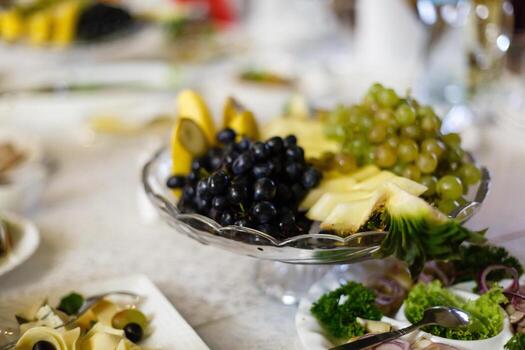 variedad de frutas frescas en el plato manzana uva kiwi piña pomelo naranja plátano y menta foto