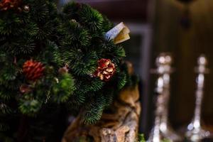 las ramas del árbol de navidad y el pequeño cono navidad y año nuevo fondo macro tiro foto