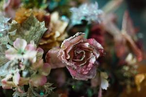 un ramo de flores amarillas y blancas sobre un fondo negro este ramo es un centro de mesa foto