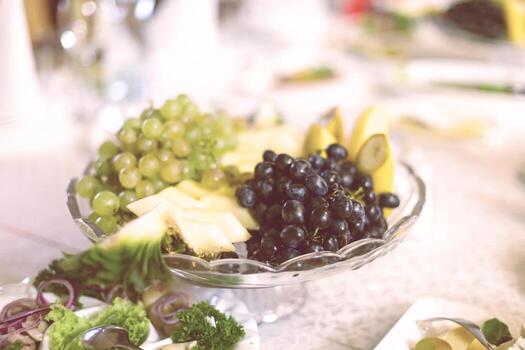 variedad de frutas frescas en el plato manzana uva kiwi piña pomelo naranja plátano y menta foto