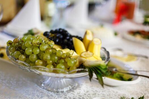variedad de frutas frescas en el plato manzana uva kiwi piña pomelo naranja plátano y menta foto