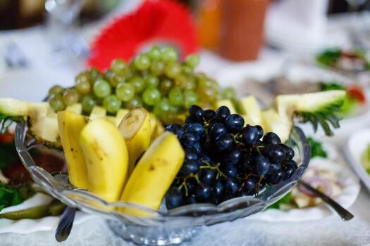 variedad de frutas frescas en el plato manzana uva kiwi piña pomelo naranja plátano y menta foto