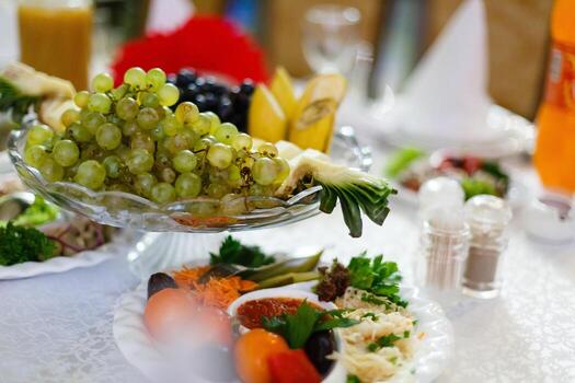 variedad de frutas frescas en el plato manzana uva kiwi piña pomelo naranja plátano y menta foto