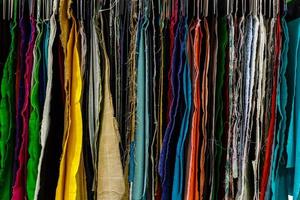 primer plano de coloridas bufandas colgadas en el mercado. foto
