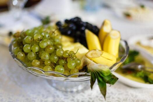 variedad de frutas frescas en el plato manzana uva kiwi piña pomelo naranja plátano y menta foto