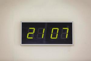 feliz año nuevo reloj digital negro sobre un fondo blanco que muestra la hora 2107 foto
