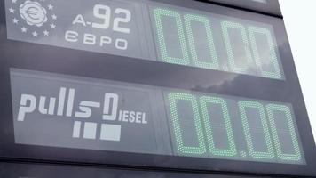 close-up de uma placa em um posto de gasolina indicando os preços da gasolina e do gás na ucrânia em 2022. o conceito de falta e escassez de combustível. indústria petrolífera. Ucrânia, Kyiv - 23 de maio de 2022. video