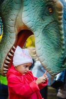 niña y gran dinosaurio foto