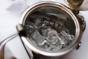 cubo de plástico verde con cubitos de hielo foto