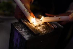 dos luces de adviento quemando dos velas encendidas caja de madera foto