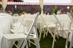 sillas plegables en una ceremonia de boda foto